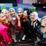 Zulin Aziz Instagram - Majlis menyantuni Anak2 istimewa bersama @warisanputericharity . Goodjob @emeliehanif_ ❤️ Tersenyum bahagia tengok anak2 tu. Semoga melimpah ruah rezeki buat semua yang terlibat 🤲🏻. Inilah kawan2 industri yang kawan berpuluh tahun dari zaman susah sampai sekarang. MashaAllah.. cepat masa berlalu… masing2 dah tua bangka . Tapi energy and perangai masih sama ya! Tintong tak leh buang. Syg semuaaa❤️🥰