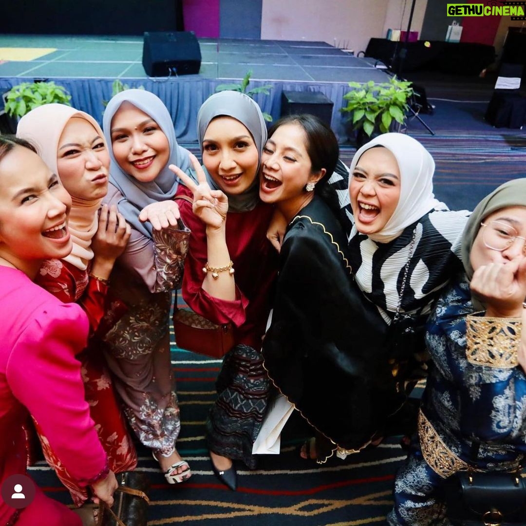 Zulin Aziz Instagram - Majlis menyantuni Anak2 istimewa bersama @warisanputericharity . Goodjob @emeliehanif_ ❤️ Tersenyum bahagia tengok anak2 tu. Semoga melimpah ruah rezeki buat semua yang terlibat 🤲🏻. Inilah kawan2 industri yang kawan berpuluh tahun dari zaman susah sampai sekarang. MashaAllah.. cepat masa berlalu… masing2 dah tua bangka . Tapi energy and perangai masih sama ya! Tintong tak leh buang. Syg semuaaa❤️🥰