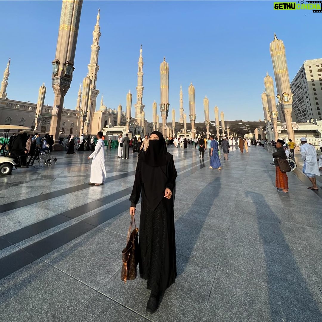 Zulin Aziz Instagram - Selamat menjalani ibadah puasa semua ❤️ Yang mana portal2 gossip tolong jangan lalu kat page aku. Aku scroll ade lagi keluar ni adoi. tolonglah keluar resepi berbuka ke,idea sahur ke 🙏🏼 Hentikan GOSSIP Mari focus ibadah. Ujian buat mereka,ujian juga buat kita. Doakan semua yang baik2,amin. Ramadan Kareem 🌙