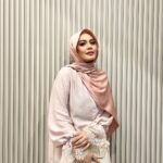 Zulin Aziz Instagram - Jarang pakai warna ni. Tapi cantik pulak baju @radiusite ni kan.. Thank you so much 💕 Lepasni boleh shopping @radiusite depan rumah je 😍
