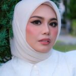 Zulin Aziz Instagram – First time makeup look ni.
Thank you @suziana.temizer.muaipoh 😍

Kalau korang nak cari MUA area Ipoh,
Roger je @suziana.temizer.muaipoh .
Luar kawasan pun dia boleh mai.
Tapi sebab dia laku keras..gi book lekaih.
❤️😘❤️