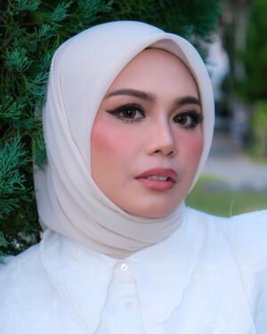 Zulin Aziz Instagram - First time makeup look ni.
Thank you @suziana.temizer.muaipoh 😍

Kalau korang nak cari MUA area Ipoh,
Roger je @suziana.temizer.muaipoh .
Luar kawasan pun dia boleh mai.
Tapi sebab dia laku keras..gi book lekaih.
❤️😘❤️