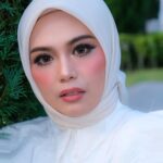 Zulin Aziz Instagram – First time makeup look ni.
Thank you @suziana.temizer.muaipoh 😍

Kalau korang nak cari MUA area Ipoh,
Roger je @suziana.temizer.muaipoh .
Luar kawasan pun dia boleh mai.
Tapi sebab dia laku keras..gi book lekaih.
❤️😘❤️