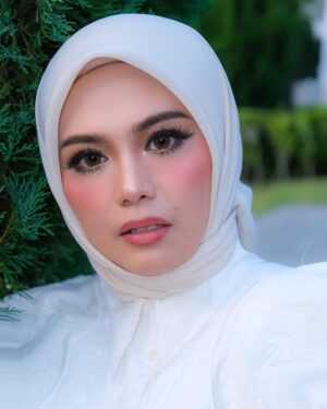 Zulin Aziz Instagram - First time makeup look ni.
Thank you @suziana.temizer.muaipoh 😍

Kalau korang nak cari MUA area Ipoh,
Roger je @suziana.temizer.muaipoh .
Luar kawasan pun dia boleh mai.
Tapi sebab dia laku keras..gi book lekaih.
❤️😘❤️