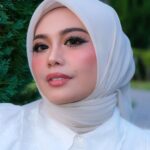 Zulin Aziz Instagram - First time makeup look ni. Thank you @suziana.temizer.muaipoh 😍 Kalau korang nak cari MUA area Ipoh, Roger je @suziana.temizer.muaipoh . Luar kawasan pun dia boleh mai. Tapi sebab dia laku keras..gi book lekaih. ❤️😘❤️