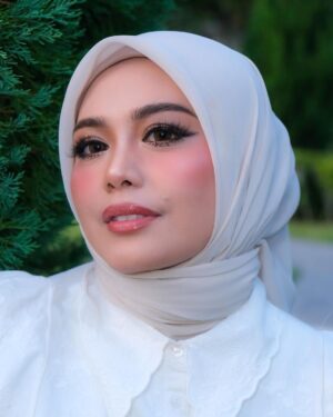 Zulin Aziz Instagram - First time makeup look ni.
Thank you @suziana.temizer.muaipoh 😍

Kalau korang nak cari MUA area Ipoh,
Roger je @suziana.temizer.muaipoh .
Luar kawasan pun dia boleh mai.
Tapi sebab dia laku keras..gi book lekaih.
❤️😘❤️