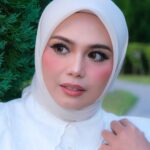 Zulin Aziz Instagram – First time makeup look ni.
Thank you @suziana.temizer.muaipoh 😍

Kalau korang nak cari MUA area Ipoh,
Roger je @suziana.temizer.muaipoh .
Luar kawasan pun dia boleh mai.
Tapi sebab dia laku keras..gi book lekaih.
❤️😘❤️