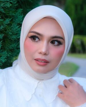 Zulin Aziz Instagram - First time makeup look ni.
Thank you @suziana.temizer.muaipoh 😍

Kalau korang nak cari MUA area Ipoh,
Roger je @suziana.temizer.muaipoh .
Luar kawasan pun dia boleh mai.
Tapi sebab dia laku keras..gi book lekaih.
❤️😘❤️