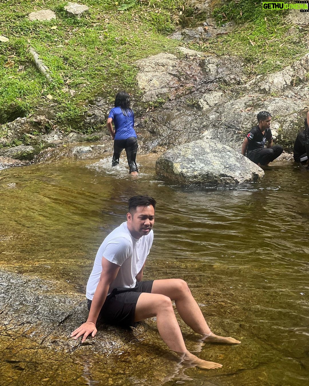 Zulin Aziz Instagram - Ada org nak mandi Air Terjun pulak dah. Aku tetap dengan kopok lekor aku 😋