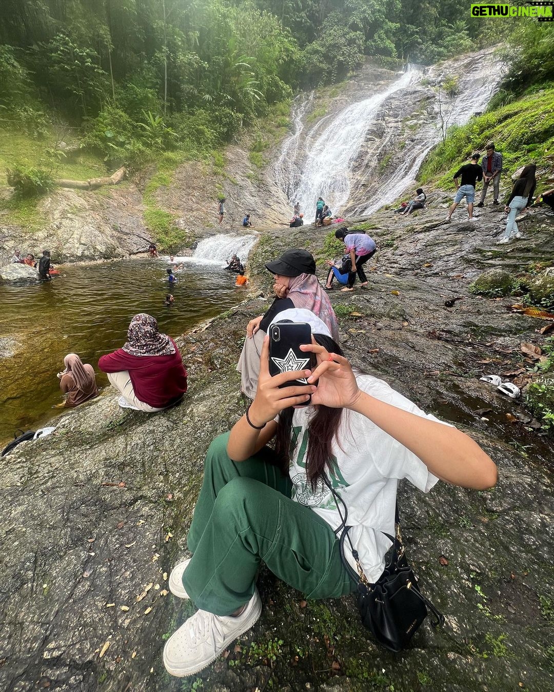 Zulin Aziz Instagram - Ada org nak mandi Air Terjun pulak dah. Aku tetap dengan kopok lekor aku 😋