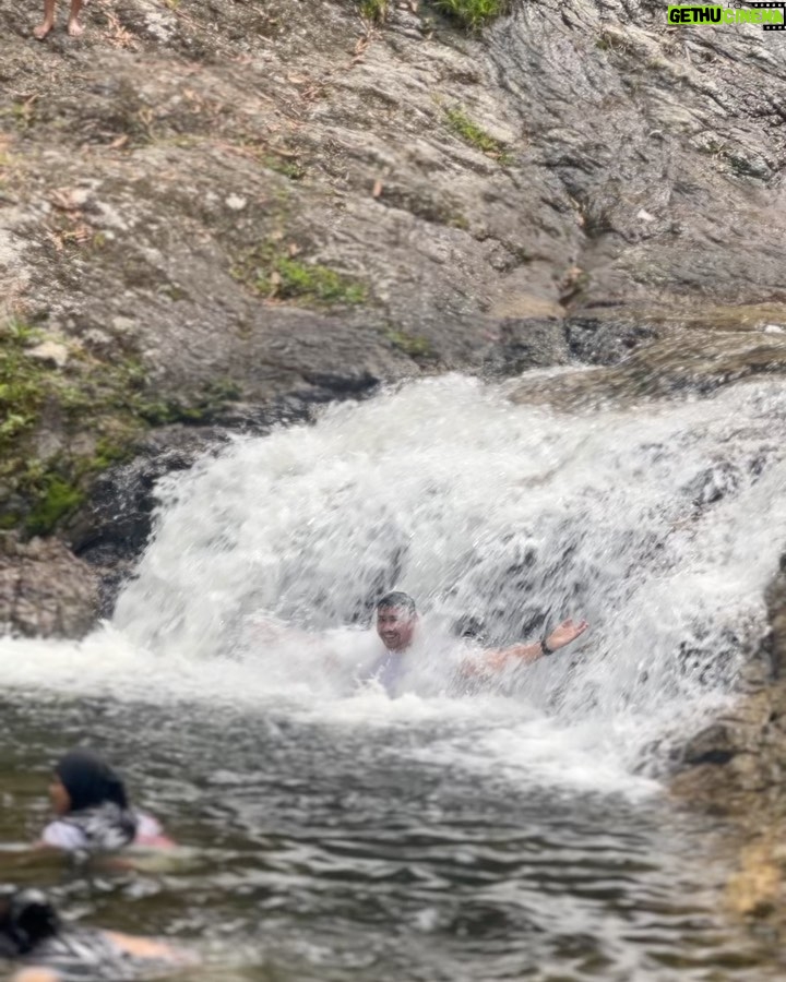 Zulin Aziz Instagram - Ada org nak mandi Air Terjun pulak dah. Aku tetap dengan kopok lekor aku 😋