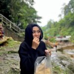 Zulin Aziz Instagram - Ada org nak mandi Air Terjun pulak dah. Aku tetap dengan kopok lekor aku 😋
