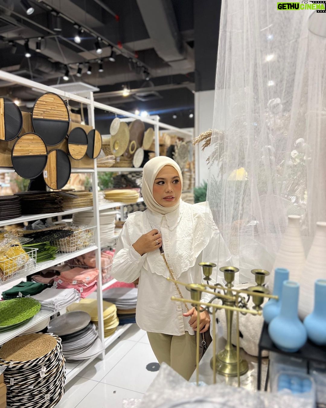 Zulin Aziz Instagram - Niat nak teman je..hurmmm. @suziana.temizer.muaipoh