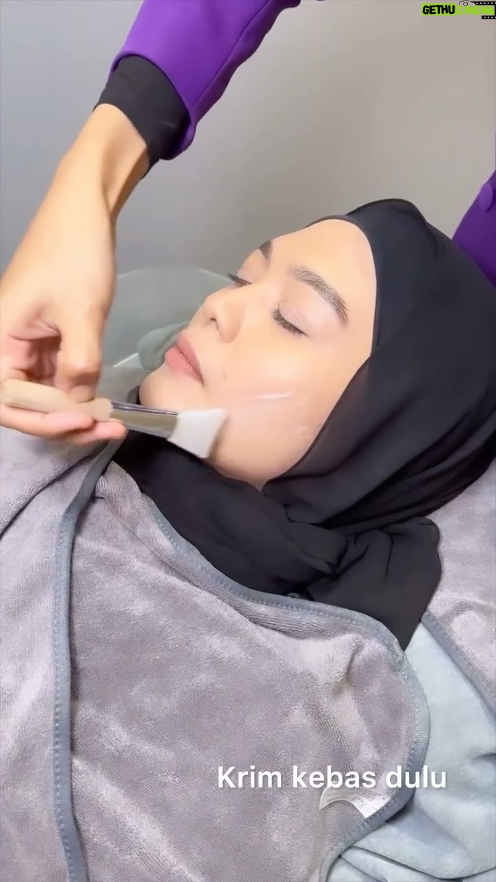 Zulin Aziz Instagram - Tembamnya muka aku ni seperti bola Dah start diet tapi muka ni memang susah sikitla nak kecik𤣠Ada masalah macam saya? Apa lagi ā¦. Moh lerrr buat V shape! Thank you Doctor @vogueclinickl !! Nanti Zulin share result lepas seminggu okay ā¤ļø
