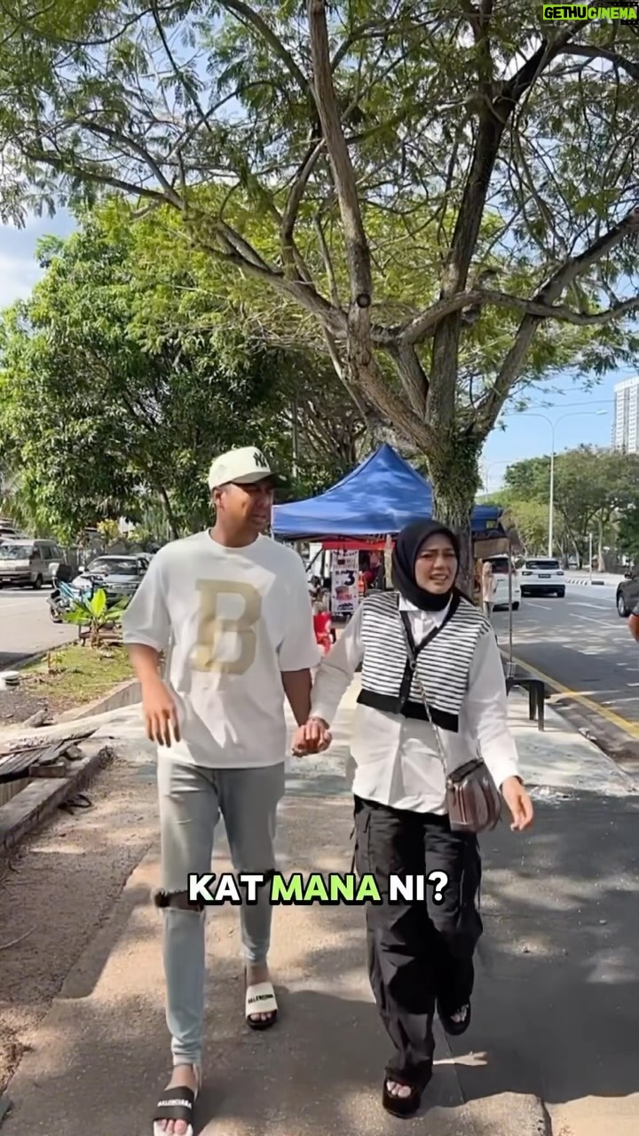 Zulin Aziz Instagram - Fuuuhhh!! Kadang tak ada idea nak bawak apa pergi rumah orang. Takkanlah tangan kosong kan? Bawak je @mrchurrosofficial ni confirm semua suka. Ternyata…. Baru letak seminit…dah LICIN!! Sedap gilaaaaaa!!!! Korang dah cuba belum? 😋 #readytogetaddicted #mrchurrosofficial #churrosmalaysia #churroslovers #freshlymadechurros #themostaddictivechurrosintown #k|foodie #deserthunter #viraldessert #viralfood #foodhunter #mrchurros #churros #churros #viral