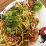 Zulin Aziz Instagram - Saya kan diet 😌 Shoot dengan @ronda2ramadan ni emmang mengundang ya. Takkan laa nak tengok je 😭😭😭 Thank you @restoranvillazamara .Semua sedap ❤️❤️