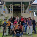 Zulin Aziz Instagram – IT’S A WRAP!!!!!!🎥🎬

Alhamdulillah selesai tugas bersama @ronda2ramadan .
Terima kasih Producer/ Director @anissmanis ,pengurus produksi @mareaty , host bersama @nadhir_nordin ,semua team produksi,
Celebrity2 undangan dan restaurant2 yang terlibat.
Sepanjang shoot,director cool je
takpernah skali nampak dia marah..
ishh semua team laa baik2. 
Pergi shoot pun rasa seronok sebab kerja dengan org baik2 ni 🥰

Happy sangat dapat kerja dengan korang.
Perut saya pun turut happy sebab naik 3KG!!
Setiap hari dapat makan sedap2 Alhamdulillah ❤️
Takpelah puasa nnt diet balik🤣.

Syg korang semua
Ada rezeki kita kerjasama lagi. ❤️

Jangan lupa saksikan @ronda2ramadan setiap Jumaat,sabtu & ahad sepanjang Ramadan ni di @tv2_rtm ✌🏼