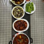 Zulin Aziz Instagram - Harini Zulin masak untuk keluarga Mertua 👩🏻‍🍳 Kari kepala ikan favourite Ayah mertuaku Ayam goreng garlic Sambal tumis udang Sayur kobis masak kicap Ulam Sambal mangga Korang masak apa harini? #puanzulinkedapur