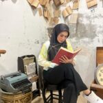 Zulin Aziz Instagram – Buat2 bijak 😌🤓📕

Cafe : @175gallerycafe 
🎥 : @ronda2ramadan