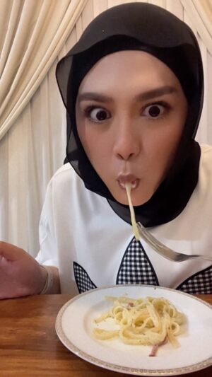 Zulin Aziz Instagram - Lapar dan nak cepat 😋

#puanzulinkedapur