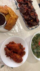 Zulin Aziz Instagram - Harini Zulin masak awal tak kalut 👩🏻‍🍳 Daging Dendeng Balado Sup Bayam Tempe goreng & cili kicap Benda2 renyah ni memang sedap kan 😌😋 #puanzulinkedapur
