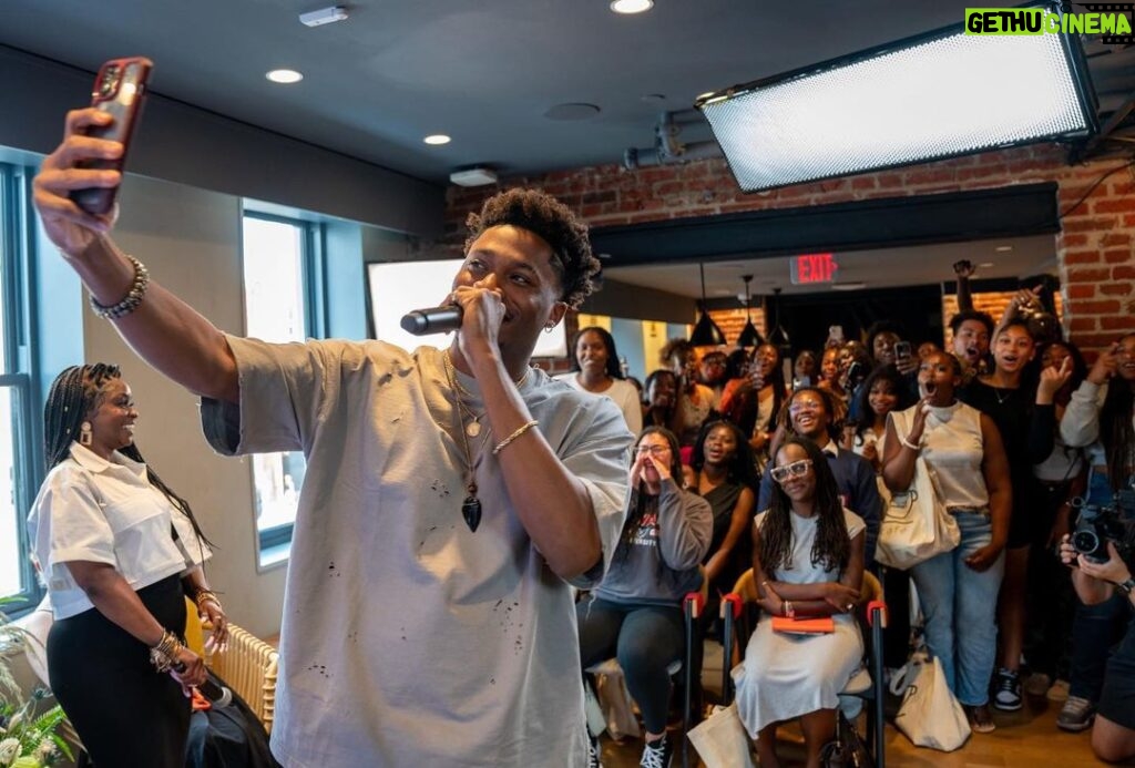 da'Vinchi Instagram - Hey fam! In celebration of World Mental Health Day, sharing photos from my recent events at the Georgetown @capitalonecafe ! We’ve had great questions, incredible positive vibes and most importantly, we are helping everyone understand the importance of taking care of your Mental Health! I can’t wait to continue these and I'll see you in Las Vegas at the @capitalonecafe on 10/14! #CapitalOnePartner