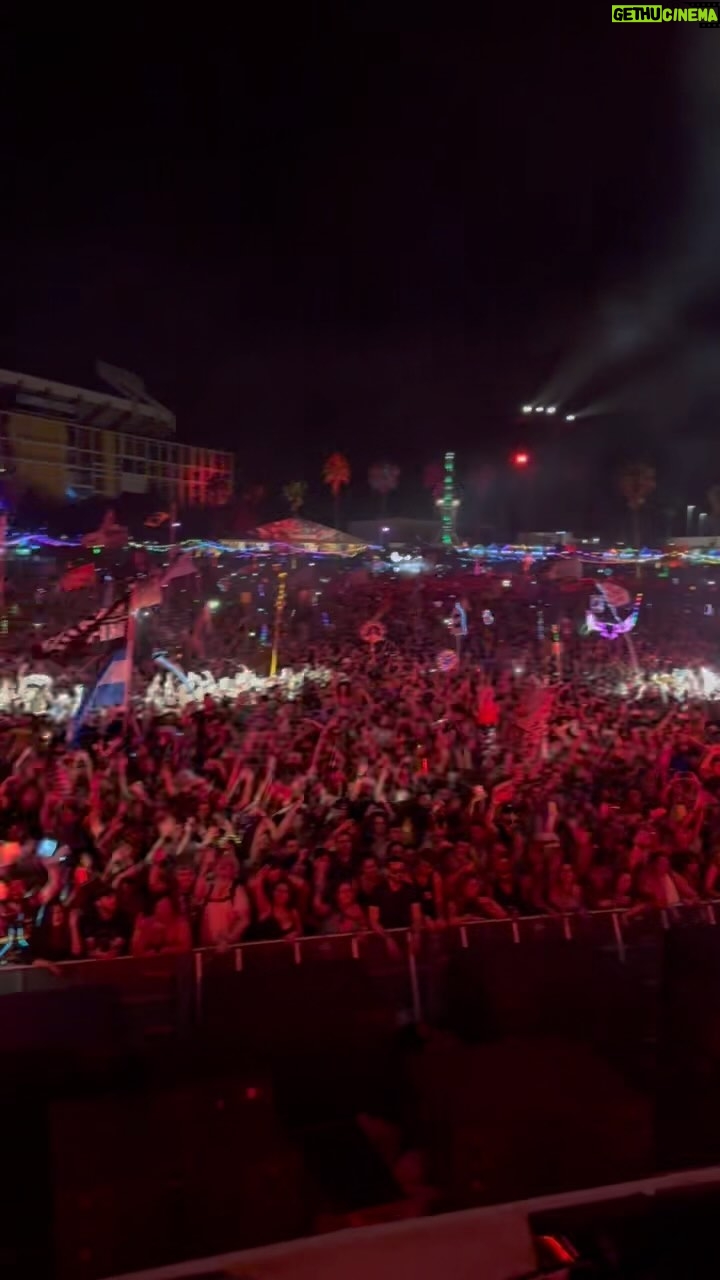 deadmau5 - 33.7K Likes - thx @edc_orlando!! that was neat :P #edcorlando
Video @leahsems