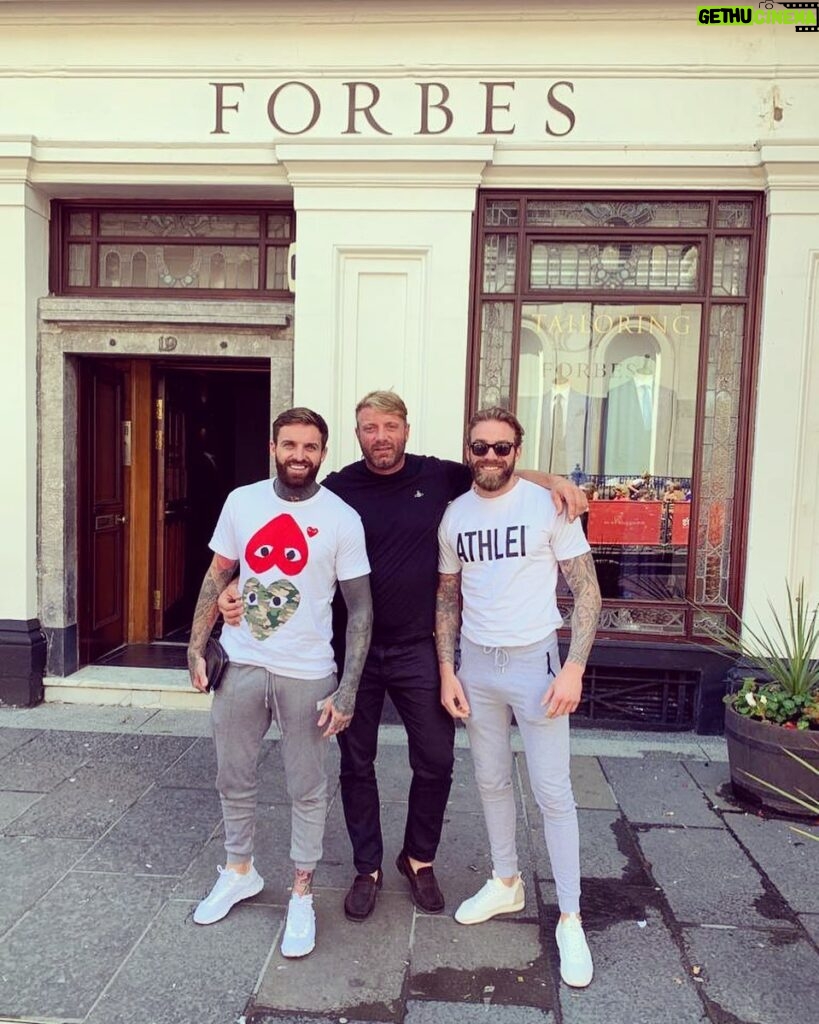 Aaron Chalmers Instagram - Trip upto @forbes.tailoring with the family to get suited and booted for races at the weekend 🐎