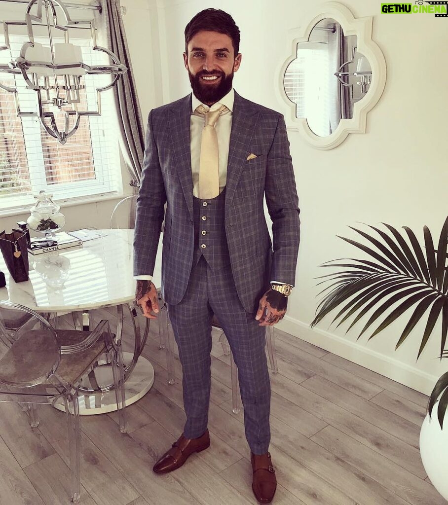 Aaron Chalmers Instagram - Horse racing with the family!! Eventually wearing the sick suit from @forbes.tailoring 🐎 Newcastle upon Tyne