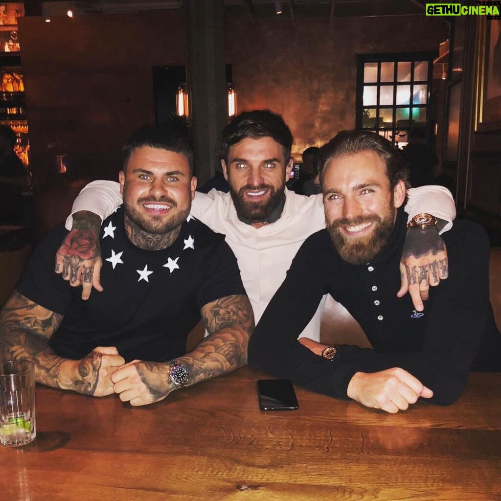 Aaron Chalmers Instagram - Catch up with the boys 😁🍺💙 @ijmcghee @terryfukinchalmers Newcastle upon Tyne