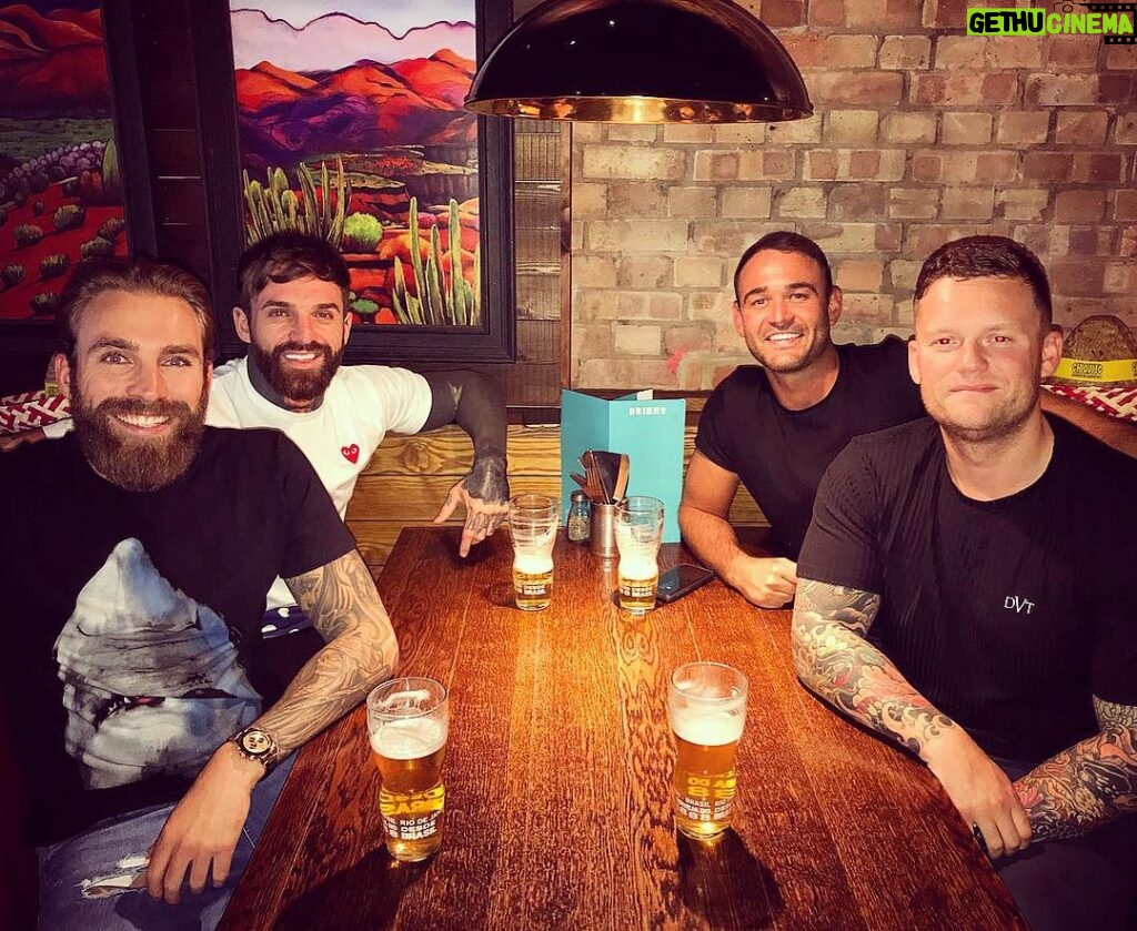 Aaron Chalmers Instagram - Always good to have a catch up with boys @kris_whillis @b1gsmith @terryfukinchalmers 🍺 Newcastle upon Tyne