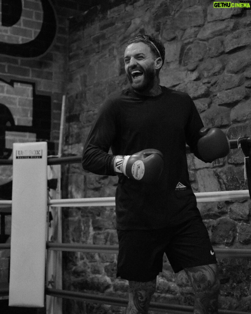 Aaron Chalmers Instagram - My face when I signed the @floydmayweather contract!! Once in a life time opportunity and Iv grabbed it with Both hands!! I’ll have the ticket link asap for every 1 asking!! Big shout @topscoremedia for camera 📸 skills Newcastle upon Tyne