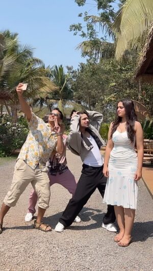 Abhishek Kumar Instagram - Isssmaarrrtt toh mai bachpan se hi hu😎

📍@birchgoa

#abhishekkumar #Abhishekavengers #AKParivaar  #ayeshakhan