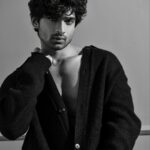 Abhishek Kumar Instagram - Cheers to the brighter side of life 🖤 Exclusively styled by @kapoormohit888 Photography @amitkhannaphotography Wardrobe by @modabymohitkapoor Hair & Makeup @beautybythebeastt Location @a__square__entertainment Pr @greenlight__media #AbhishekKumar #Abhishekavengers #Akparivaar