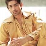 Abhishek Kumar Instagram - Thodi tareef to banti hai ❤️👑🙈 #AbhishekKumar #abhishekavengers #photoshoot #bb17 Exclusively styled by @kapoormohit888 Photography @amitkhannaphotography Wearing @bbl_being_beautiful_look Hair & Makeup @beautybythebeastt Location @a__square__entertainment Jewellery: @kickyandperky X @affiliates_pr Pr @greenlight__media