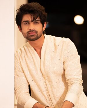 Abhishek Kumar Instagram - Khulli aankhon se sapne dekhne laga hoon,
Zindagi aesi hai k kbhi yahan to kabhi wahan hoon,
Sbko to bas meri success nazar aati hai,
Per unhe kya pta yahan tak pohchne k lie kya kya saha hoon...❤️

📝 : Abhishek kumar

#AbhishekKumar #Abhishekavengers #AKparivaar 

Make up & Hair - @makeoverbysejalthakkar
Outfit - @bharat_reshma
Team - @greenlight__media