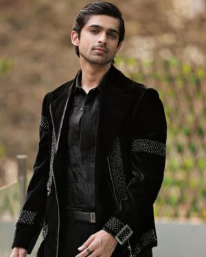 Abhishek Kumar Instagram - Meri tarraki se log jallne lge hai,

Jo mujhse door bhagte the, aaj milne lge hain,

Meri baton ko ignore karte the jo log,
Aaj mere hi ishaaro pe chalne lge hain 🔥 
📝 : #AbhishekKumar 

#abhishekavengers 

*Credits*
Exclusively styled by @kapoormohit888
Photography @amitkhannaphotography
Wearing @mayankchawla_menswear @mayankchawla09
Hair & Makeup @beautybythebeastt
Location @a__square__entertainment
PR @greenlight__media