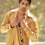 Abhishek Kumar Instagram - Thodi tareef to banti hai ❤️👑🙈 #AbhishekKumar #abhishekavengers #photoshoot #bb17 Exclusively styled by @kapoormohit888 Photography @amitkhannaphotography Wearing @bbl_being_beautiful_look Hair & Makeup @beautybythebeastt Location @a__square__entertainment Jewellery: @kickyandperky X @affiliates_pr Pr @greenlight__media