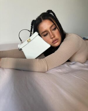 Adèle Exarchopoulos Instagram - #FendiPeekaboo🤍💭

@fendi
@kimjones