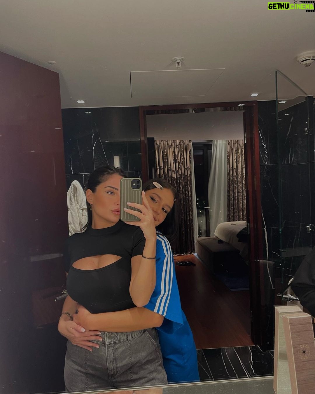 Adèle Exarchopoulos Instagram - 24h in London with @bulgari fam and my wifeys 💕 #bulgari #serpentimetamorphosis #bulgarixrefikanadol @charlottetilbury