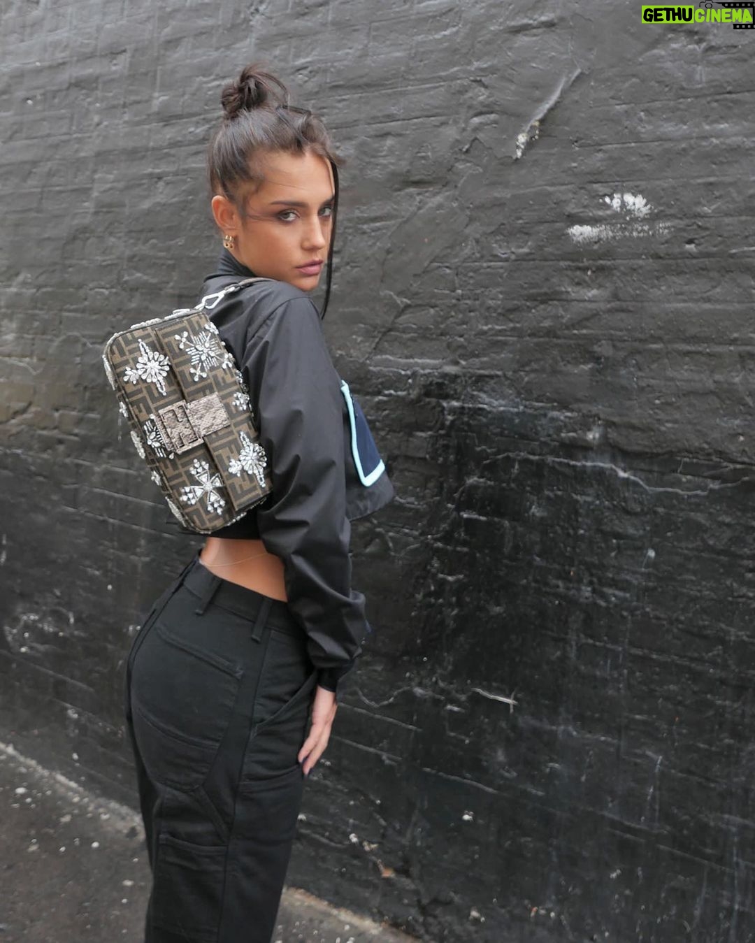 Adèle Exarchopoulos Instagram - #FendiBaguette ❤️🔥