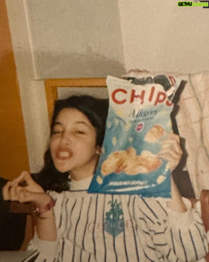 Adèle Exarchopoulos Instagram - Longue vie ma précieuse 🔒 @leilabekhti Je t'aime encore plus fort que tu manges ce paquet de chips 🤍
