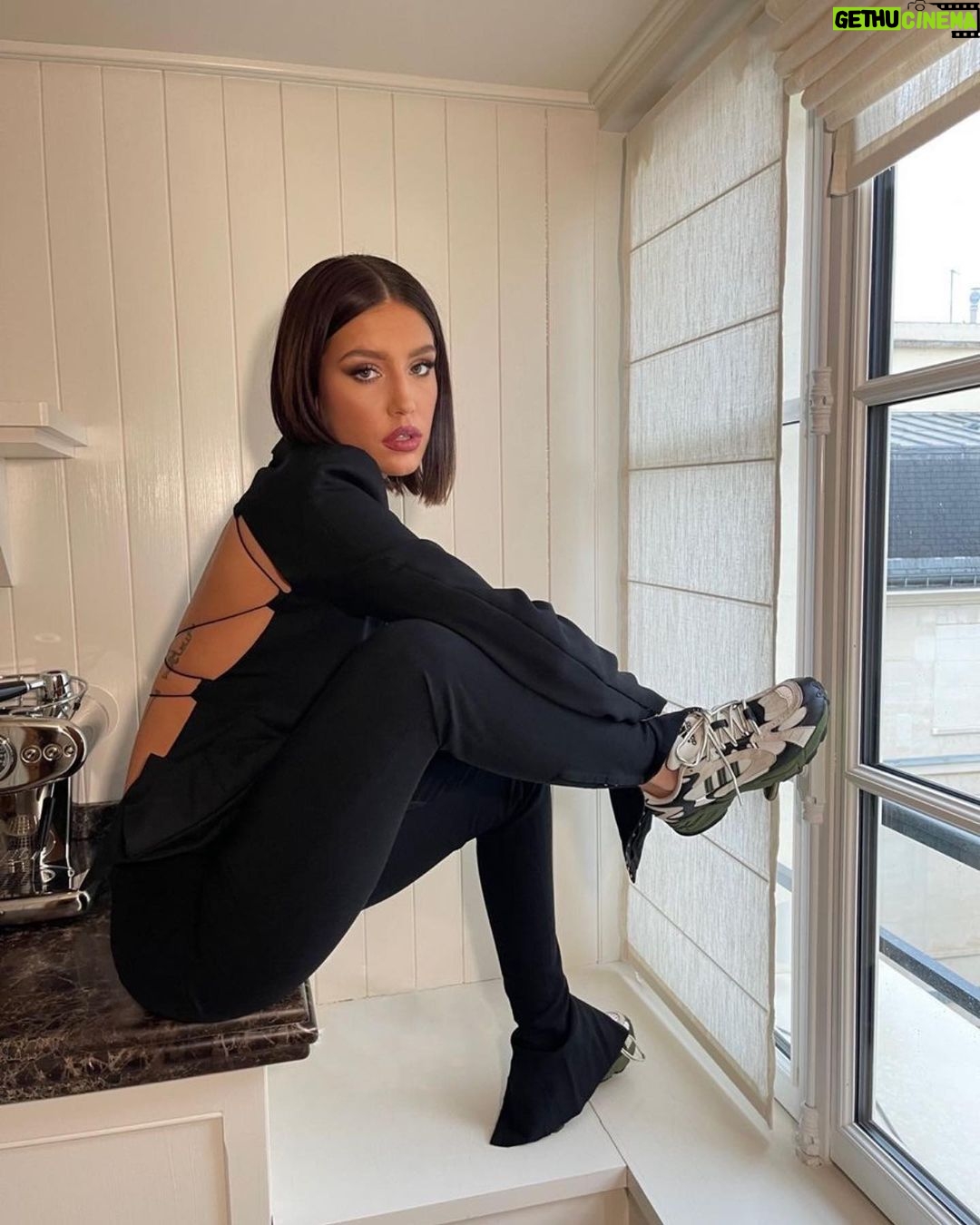 Adèle Exarchopoulos Instagram - J'ai pas eu le baccalauréat mais grâce à Agnès je suis diplômée 🙃🥳🙏🏽