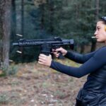 Adèle Exarchopoulos Instagram – Voleuses bientôt sur @netflixfr 
Avec beaucoup de 💞 et de 🔫 ..