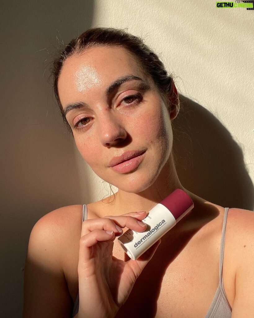 Adelaide Kane Instagram - Been trying out the new Dermalogica Skin Retinol Serum and can confirm, no irritation, finer pores and reduced fine lines! (It dried up my hormonal acne too as an added bonus) @dermalogica #dermalogicapartner
