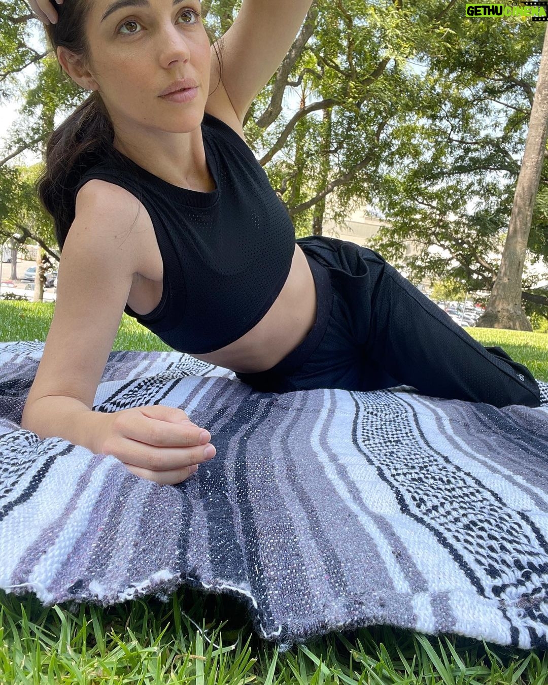 Adelaide Kane Instagram - Not candid @aloyoga #alopartner