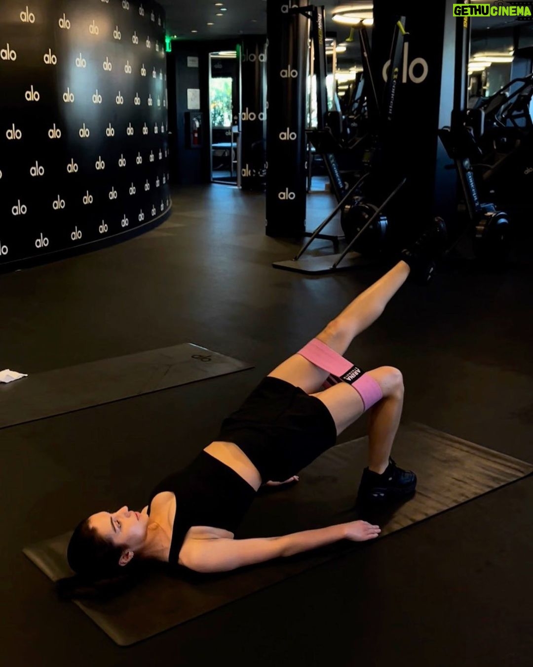 Adelaide Kane Instagram - Massive thanks to the amazing trainers at @aloyoga #alopartner