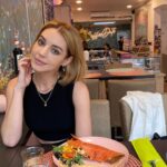 Adelaide Kane Instagram - Finally, some good f*cking food. Swipe for my hot date 😏
