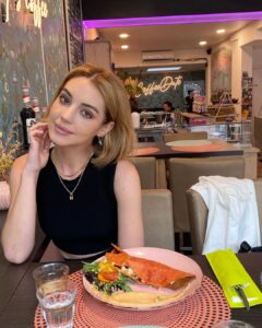 Adelaide Kane Instagram - Finally, some good f*cking food. Swipe for my hot date 😏
