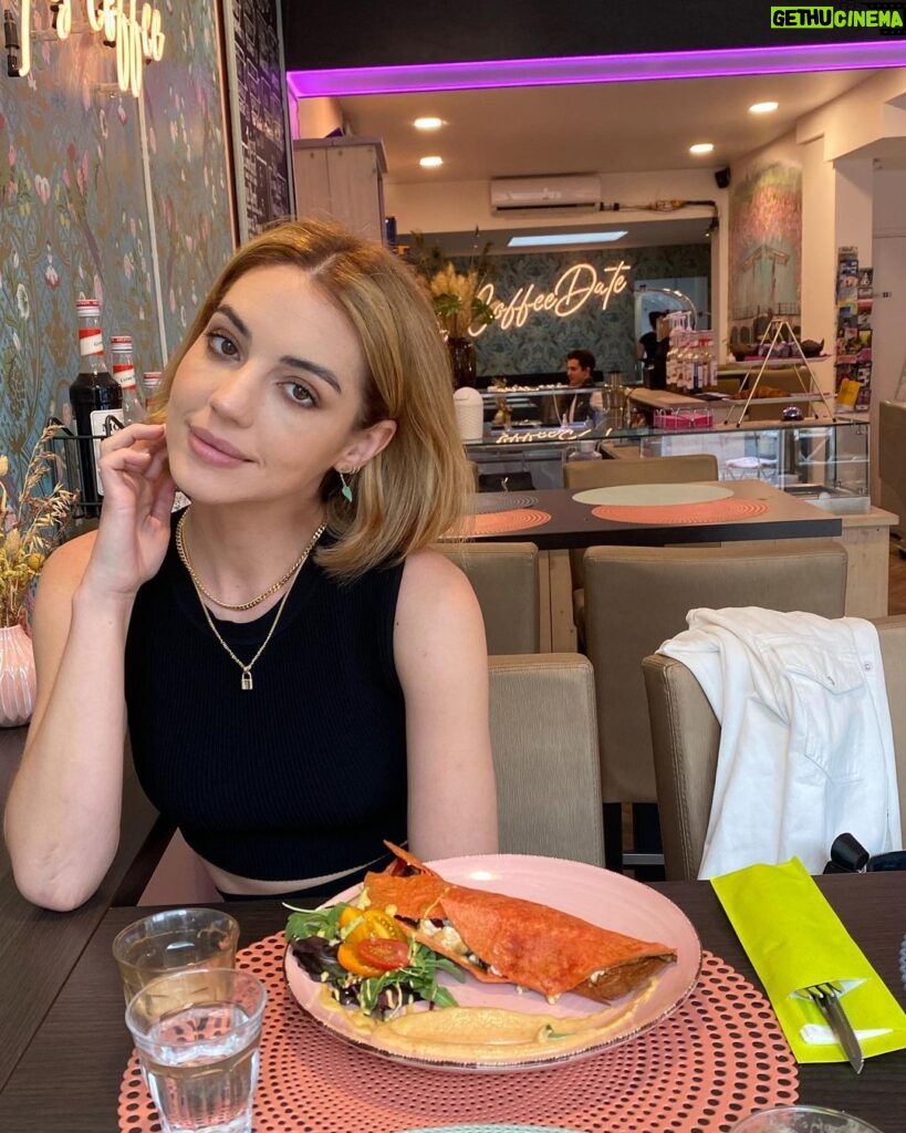 Adelaide Kane Instagram - Finally, some good f*cking food. Swipe for my hot date 😏